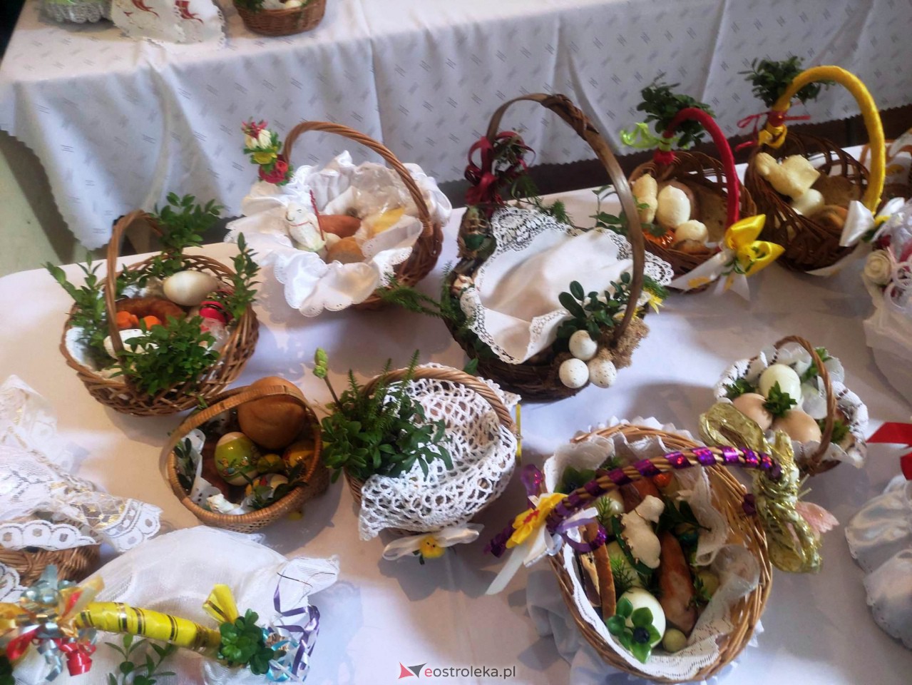 Święcenie pokarmów w Ostrołęce [08.04.2023] - zdjęcie #58 - eOstroleka.pl