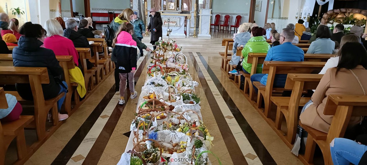 Święcenie pokarmów w Ostrołęce [08.04.2023] - zdjęcie #22 - eOstroleka.pl