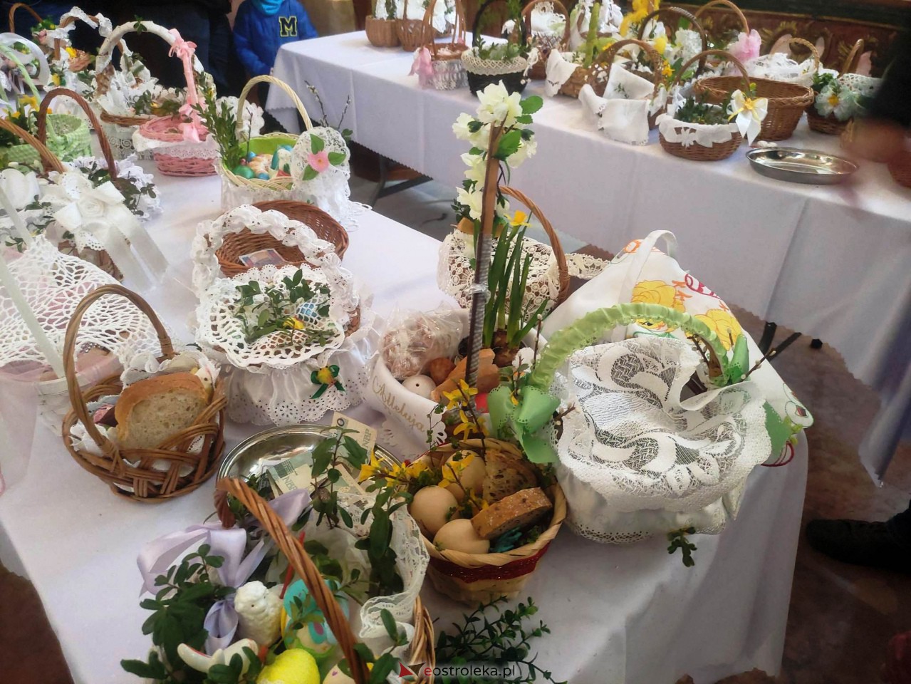 Święcenie pokarmów w Ostrołęce [08.04.2023] - zdjęcie #57 - eOstroleka.pl