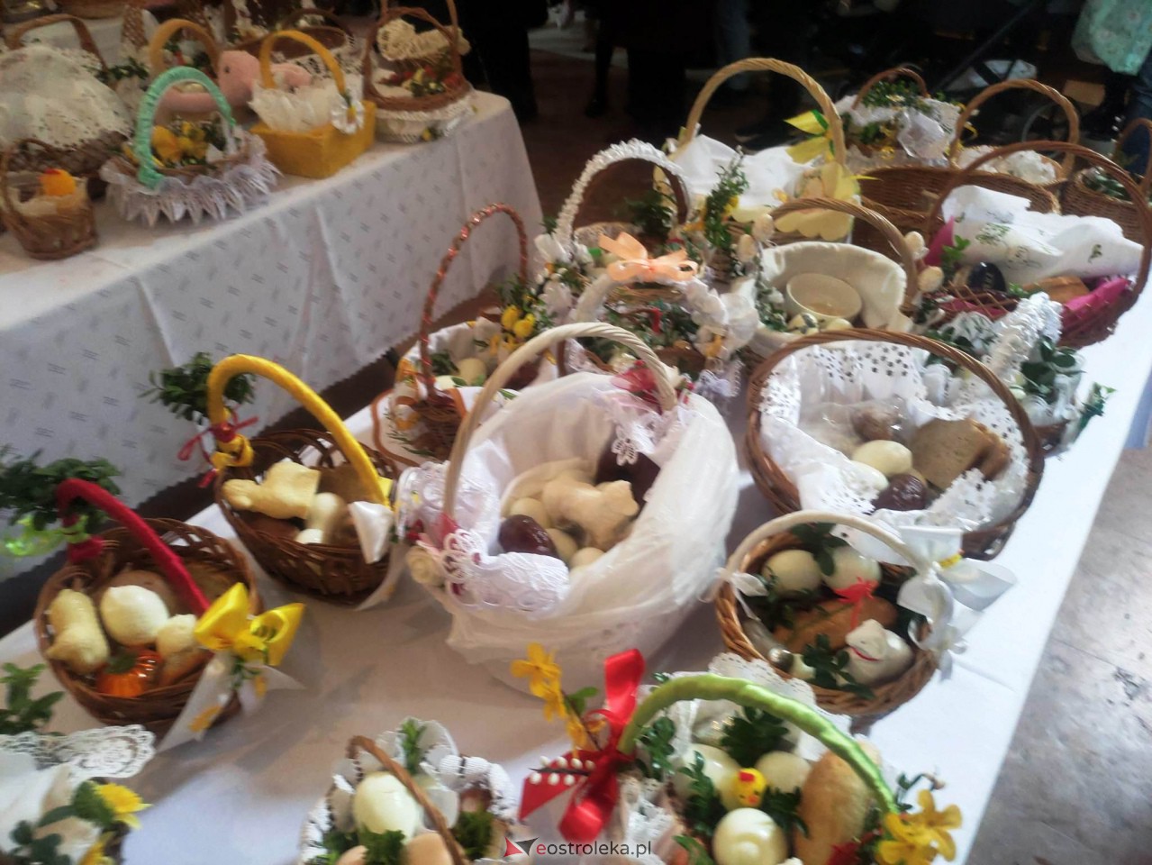 Święcenie pokarmów w Ostrołęce [08.04.2023] - zdjęcie #56 - eOstroleka.pl