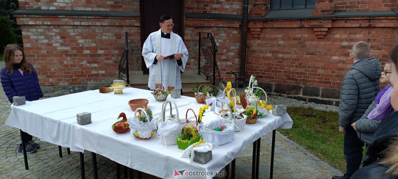 Święcenie pokarmów w Ostrołęce [08.04.2023] - zdjęcie #19 - eOstroleka.pl