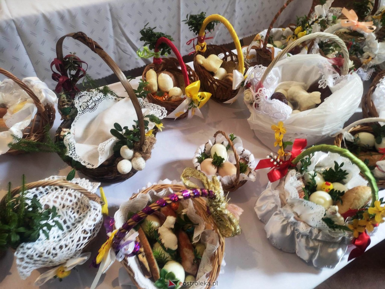 Święcenie pokarmów w Ostrołęce [08.04.2023] - zdjęcie #55 - eOstroleka.pl