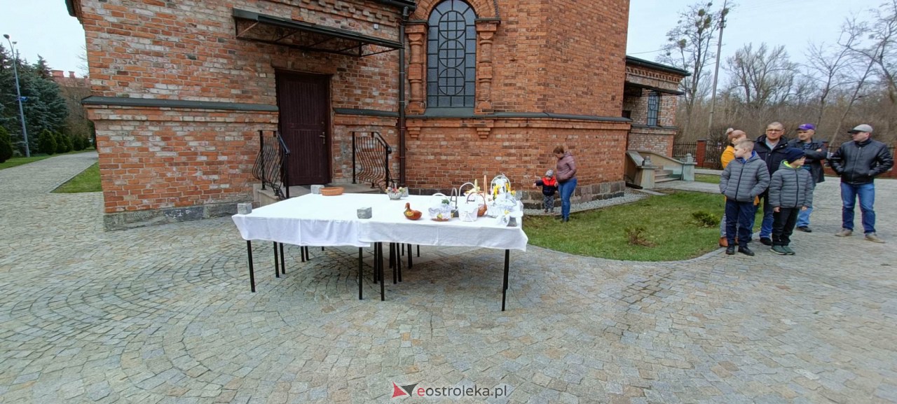 Święcenie pokarmów w Ostrołęce [08.04.2023] - zdjęcie #17 - eOstroleka.pl