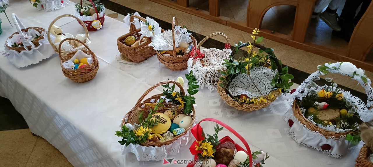 Święcenie pokarmów w Ostrołęce [08.04.2023] - zdjęcie #16 - eOstroleka.pl