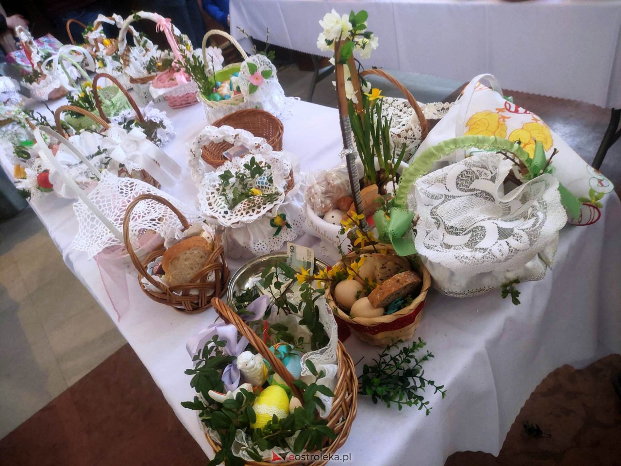 Święcenie pokarmów w Ostrołęce [08.04.2023] - zdjęcie #54 - eOstroleka.pl