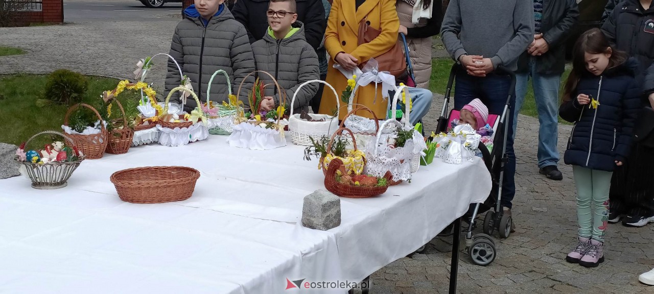 Święcenie pokarmów w Ostrołęce [08.04.2023] - zdjęcie #15 - eOstroleka.pl