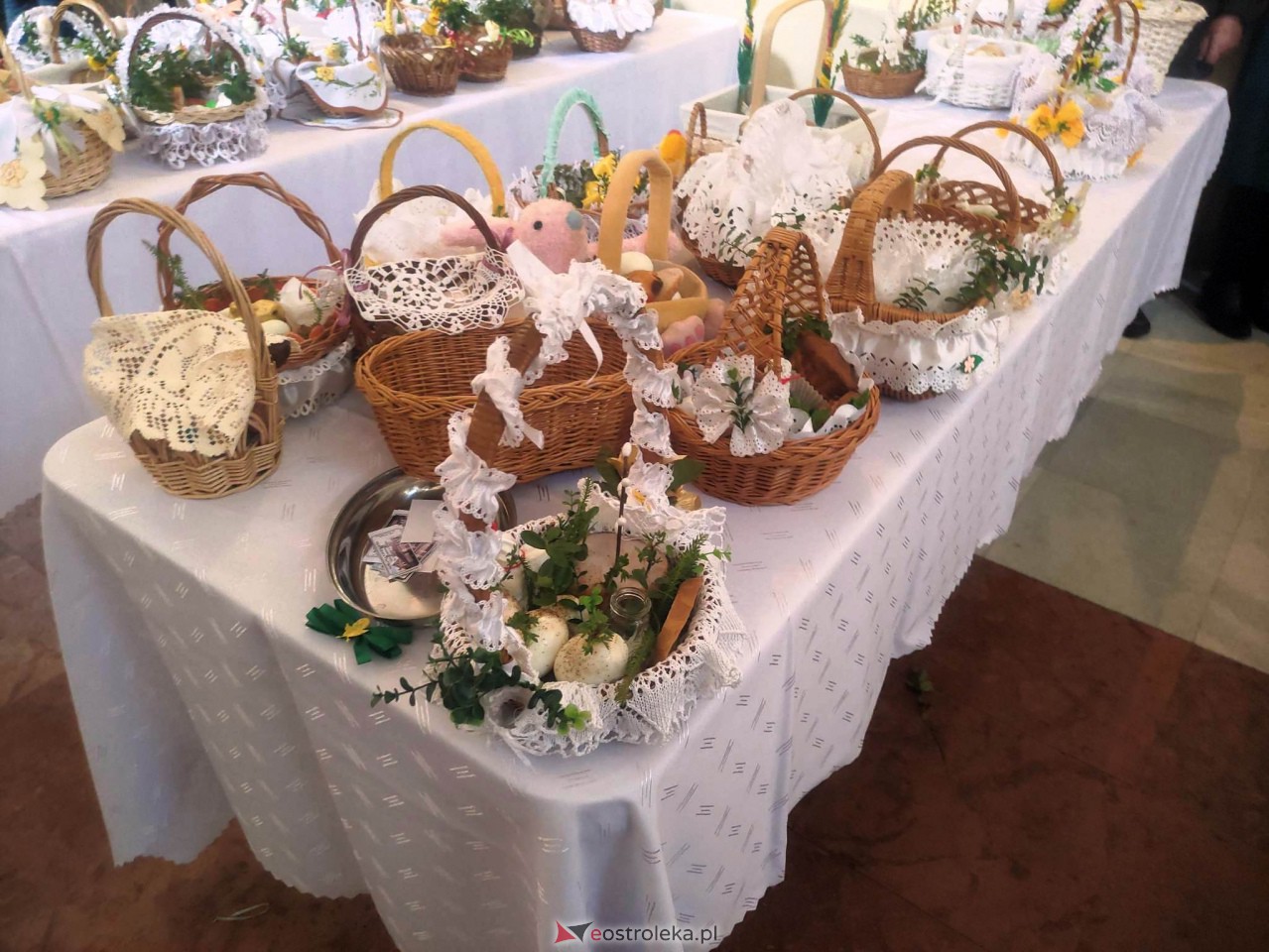 Święcenie pokarmów w Ostrołęce [08.04.2023] - zdjęcie #53 - eOstroleka.pl