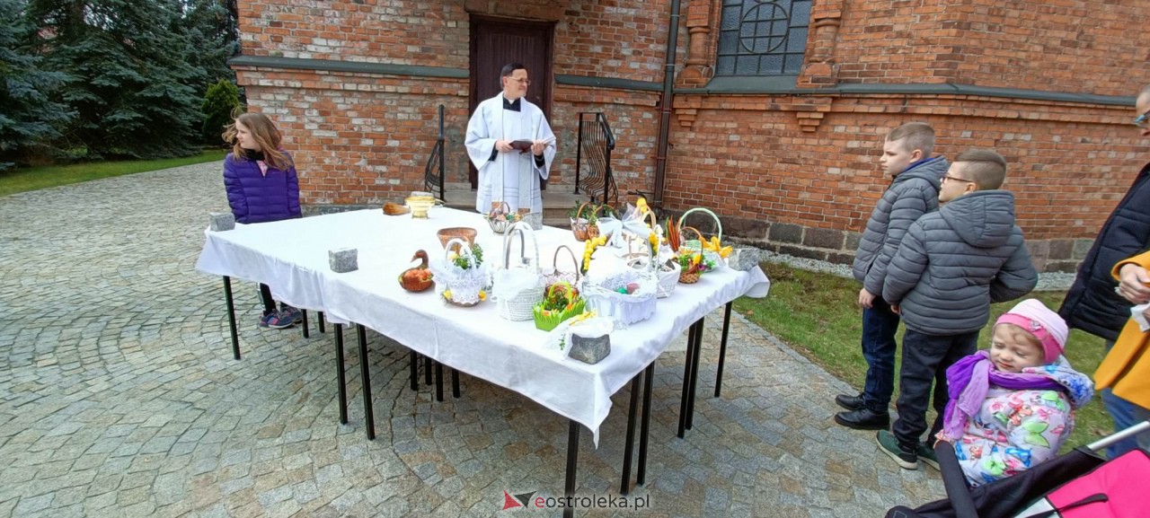 Święcenie pokarmów w Ostrołęce [08.04.2023] - zdjęcie #13 - eOstroleka.pl