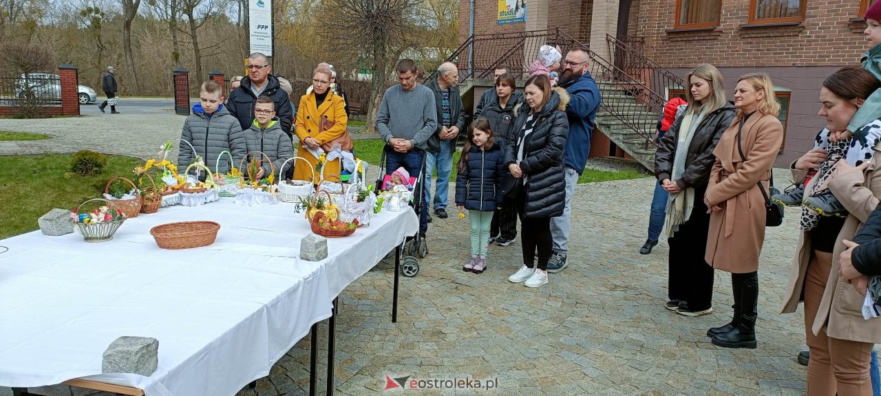 Święcenie pokarmów w Ostrołęce [08.04.2023] - zdjęcie #12 - eOstroleka.pl