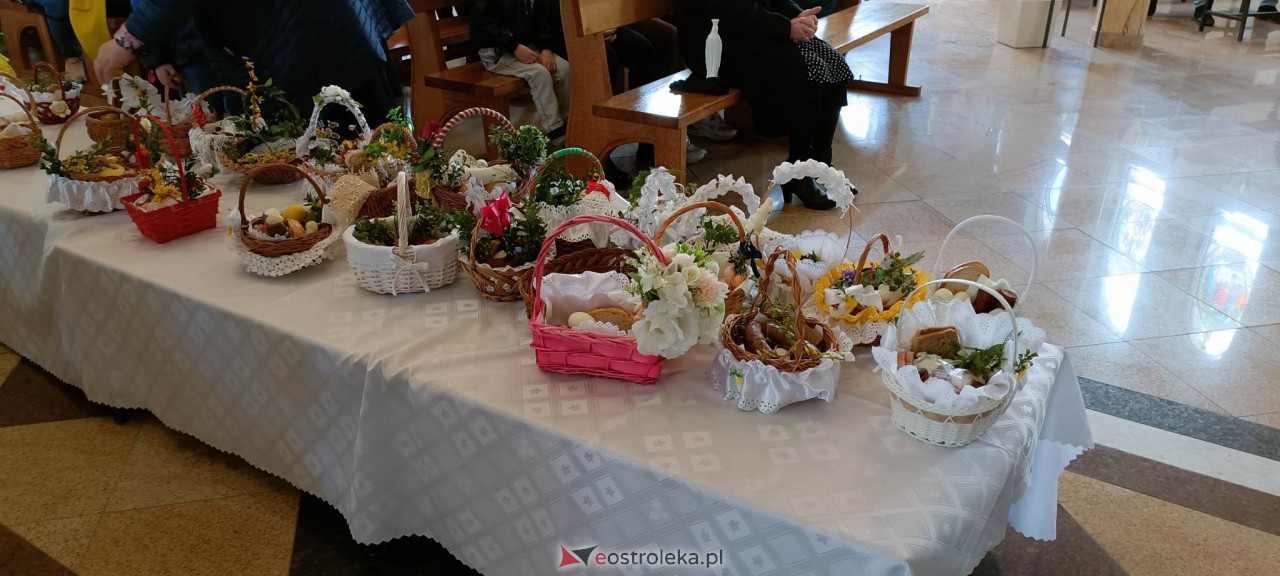 Święcenie pokarmów w Ostrołęce [08.04.2023] - zdjęcie #8 - eOstroleka.pl