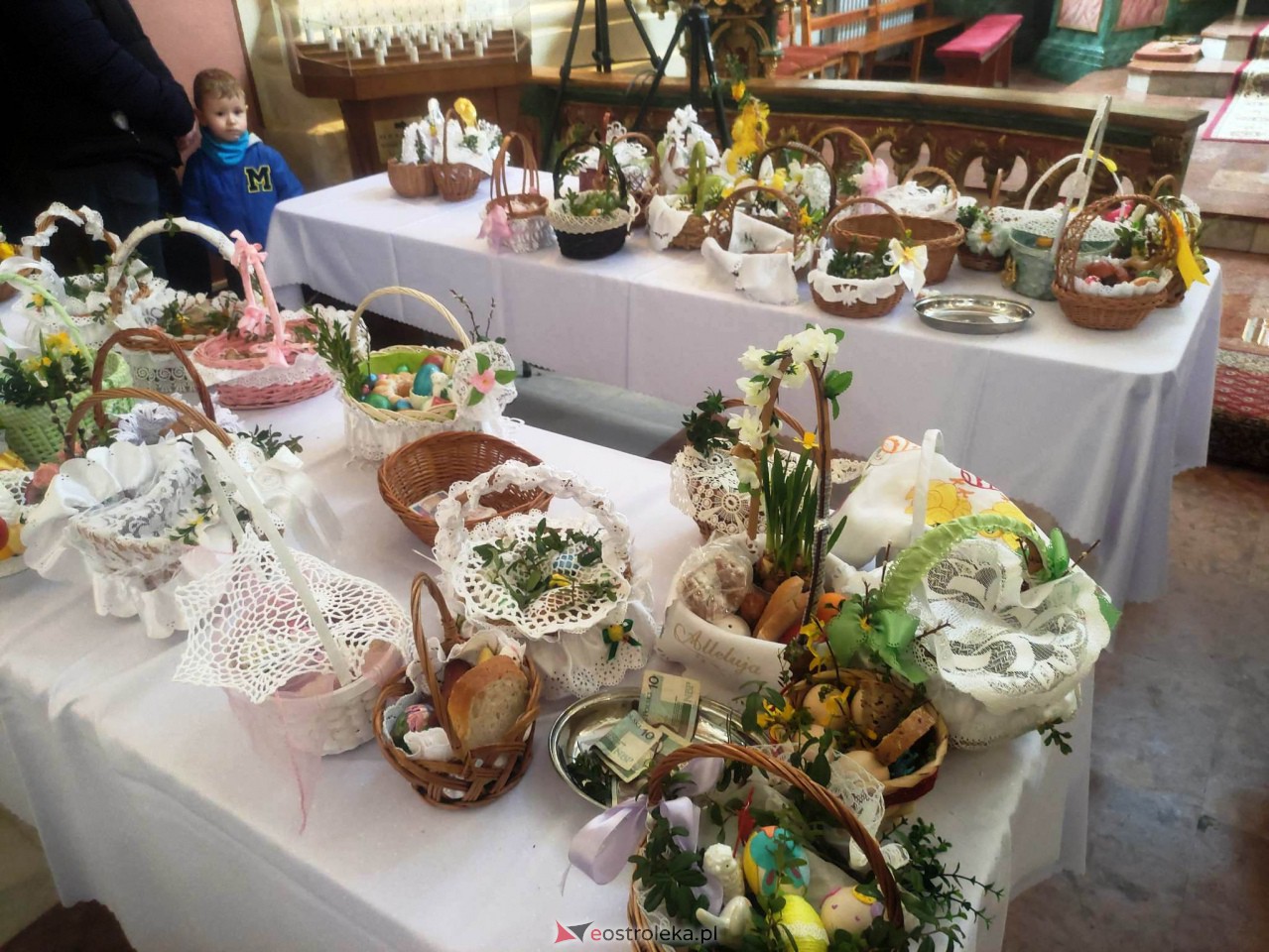 Święcenie pokarmów w Ostrołęce [08.04.2023] - zdjęcie #51 - eOstroleka.pl