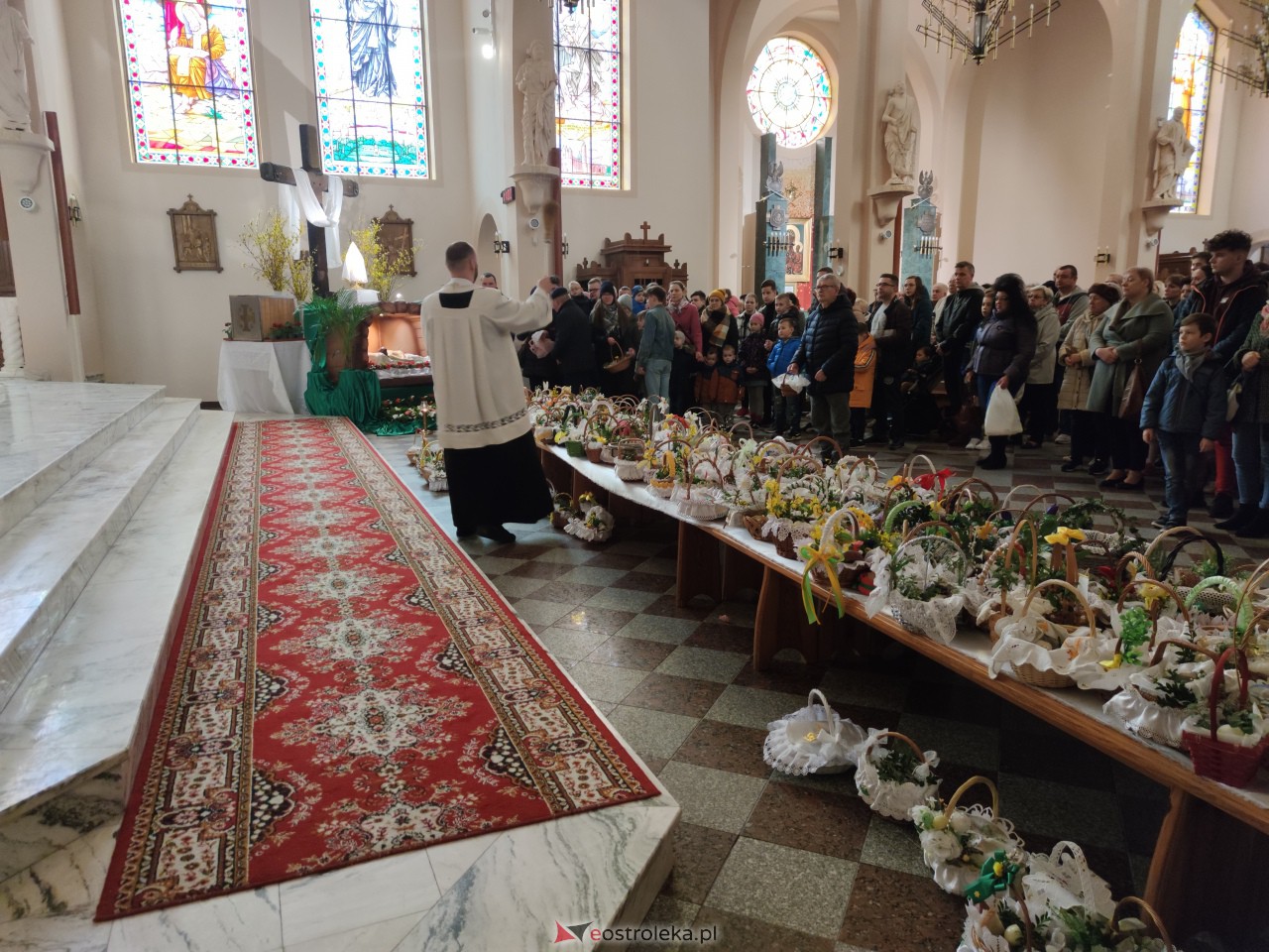 Święcenie pokarmów w Ostrołęce [08.04.2023] - zdjęcie #49 - eOstroleka.pl
