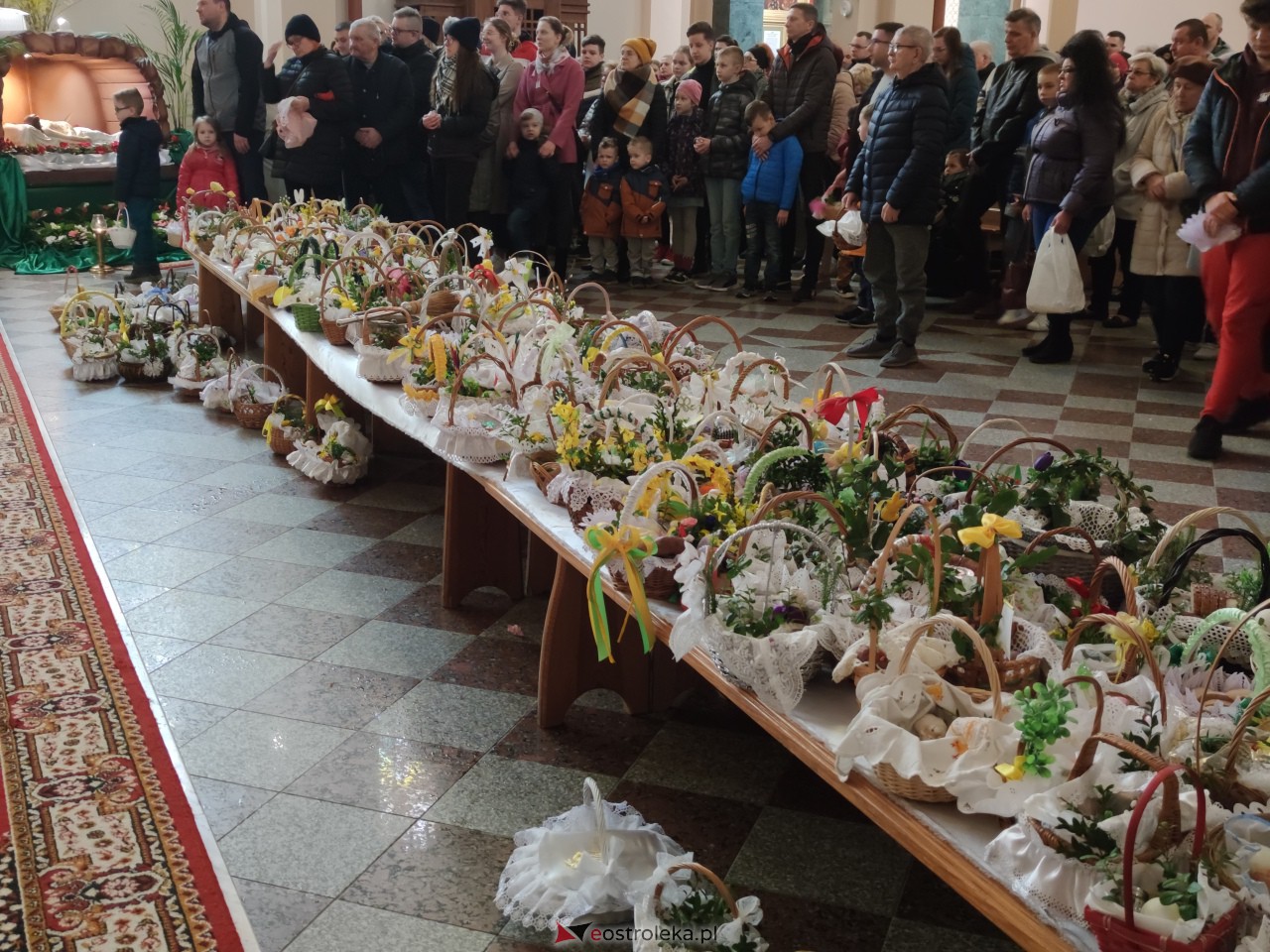 Święcenie pokarmów w Ostrołęce [08.04.2023] - zdjęcie #45 - eOstroleka.pl