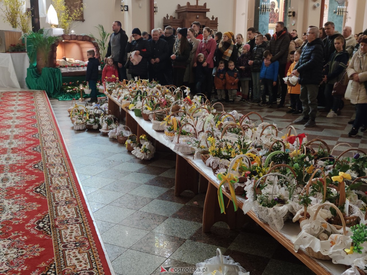 Święcenie pokarmów w Ostrołęce [08.04.2023] - zdjęcie #44 - eOstroleka.pl