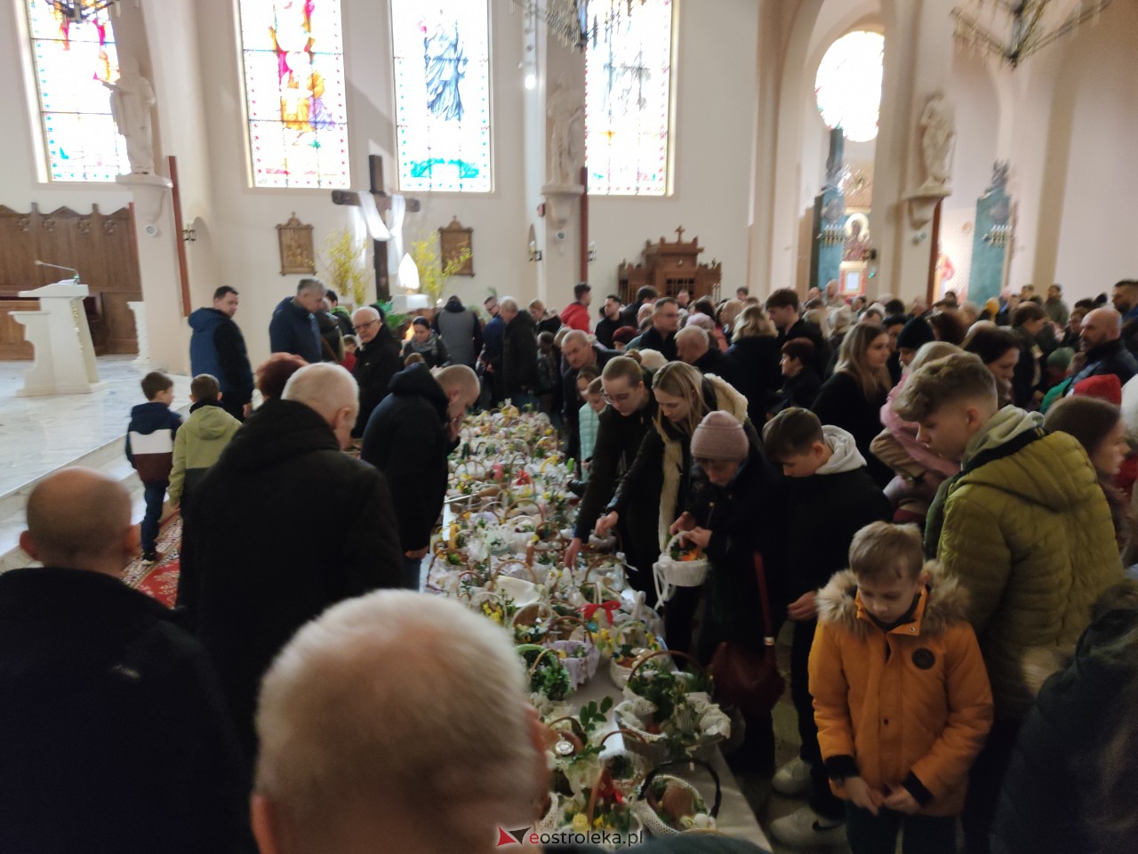 Święcenie pokarmów w Ostrołęce [08.04.2023] - zdjęcie #42 - eOstroleka.pl