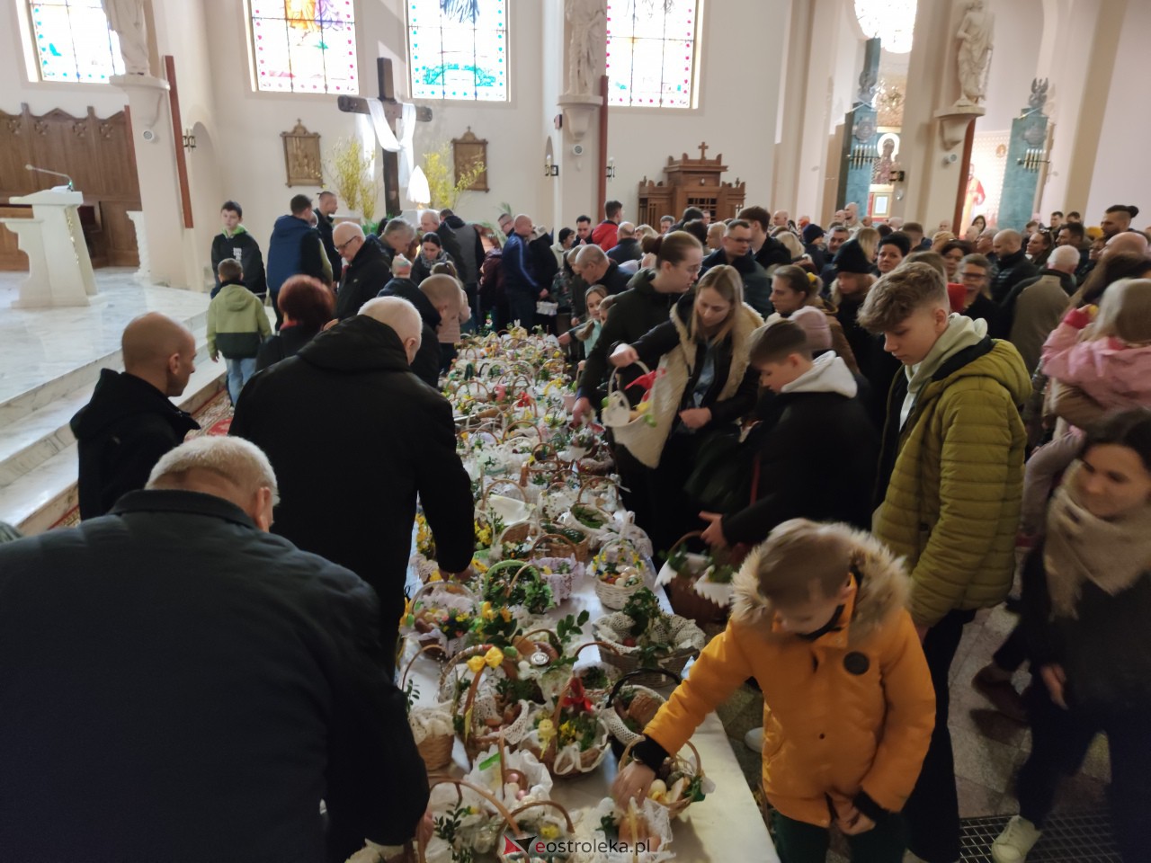 Święcenie pokarmów w Ostrołęce [08.04.2023] - zdjęcie #41 - eOstroleka.pl