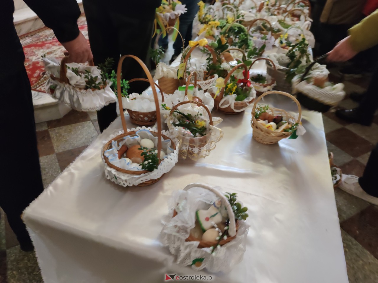 Święcenie pokarmów w Ostrołęce [08.04.2023] - zdjęcie #40 - eOstroleka.pl