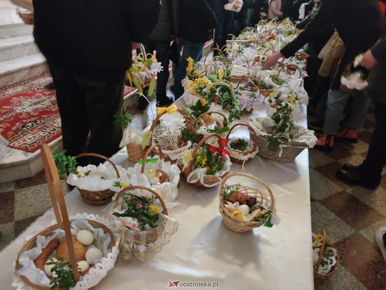 Święcenie pokarmów w Ostrołęce [08.04.2023] - zdjęcie #39 - eOstroleka.pl