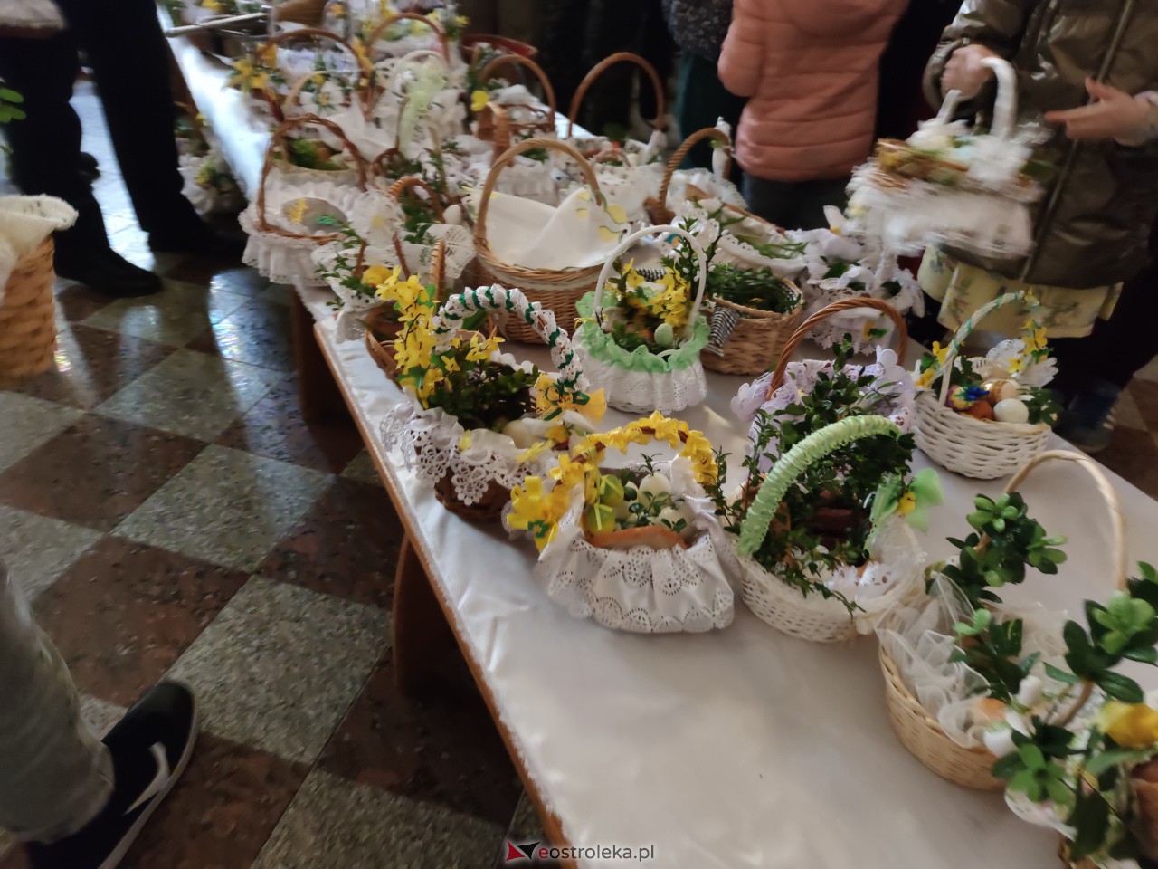 Święcenie pokarmów w Ostrołęce [08.04.2023] - zdjęcie #38 - eOstroleka.pl