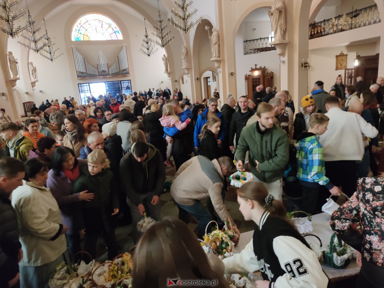 Święcenie pokarmów w Ostrołęce [08.04.2023] - zdjęcie #37 - eOstroleka.pl