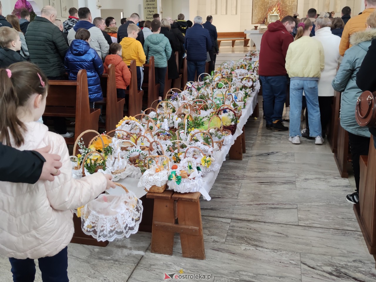 Święcenie pokarmów w Ostrołęce [08.04.2023] - zdjęcie #36 - eOstroleka.pl