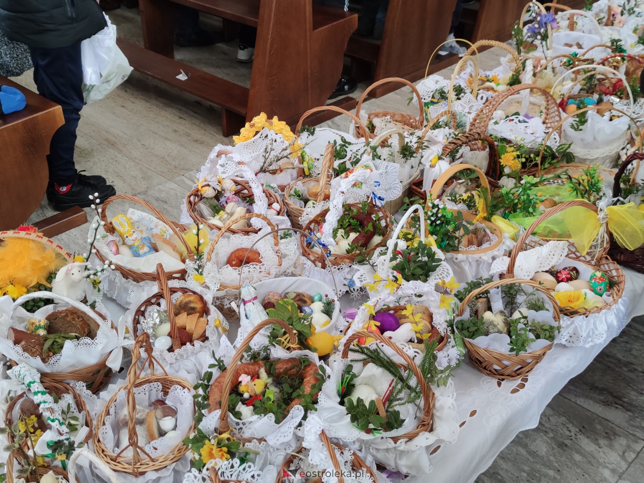 Święcenie pokarmów w Ostrołęce [08.04.2023] - zdjęcie #35 - eOstroleka.pl