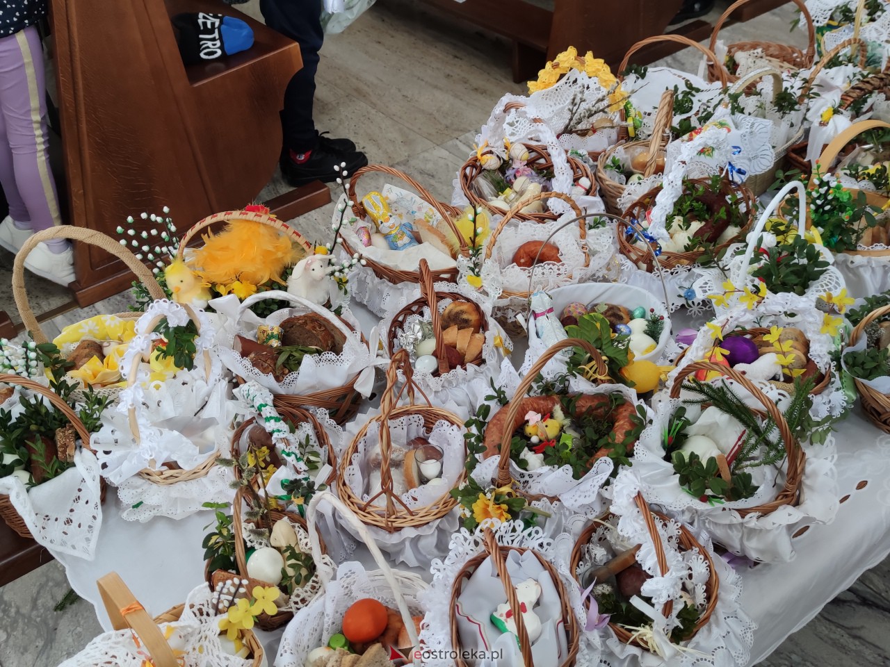 Święcenie pokarmów w Ostrołęce [08.04.2023] - zdjęcie #34 - eOstroleka.pl