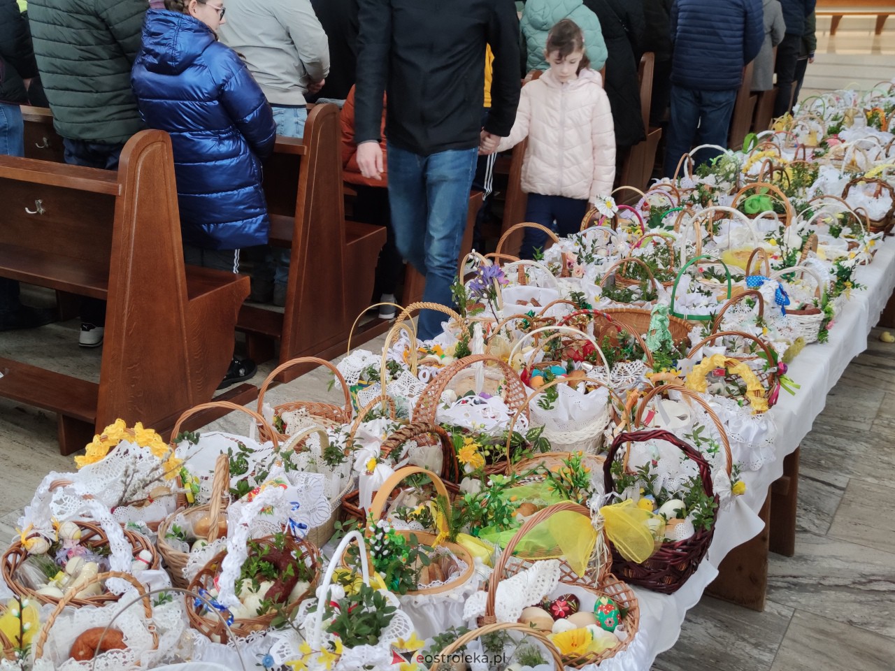 Święcenie pokarmów w Ostrołęce [08.04.2023] - zdjęcie #33 - eOstroleka.pl