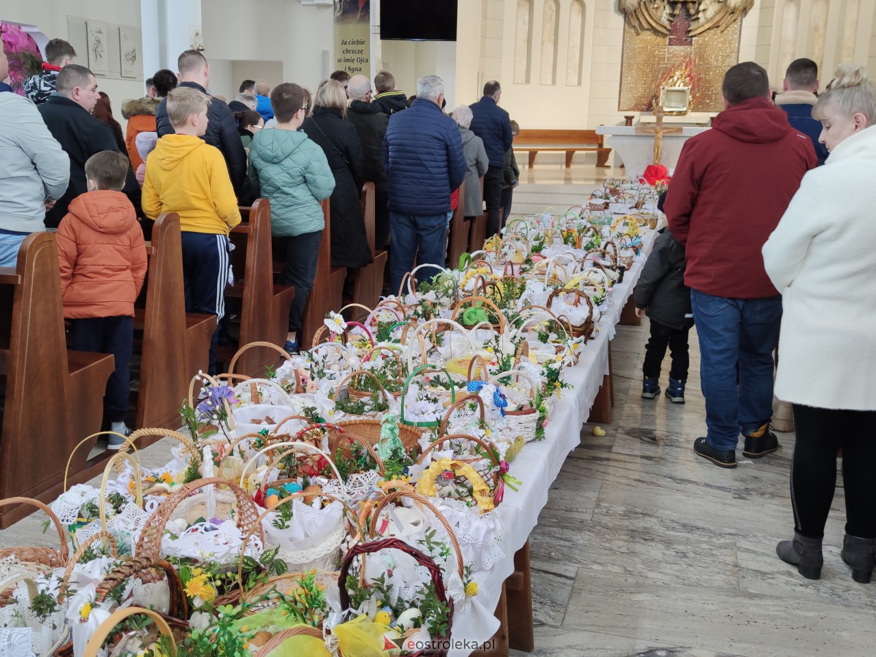 Święcenie pokarmów w Ostrołęce [08.04.2023] - zdjęcie #27 - eOstroleka.pl