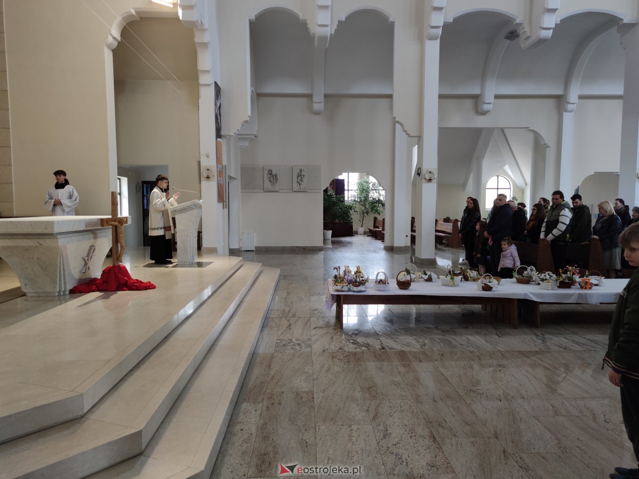 Święcenie pokarmów w Ostrołęce [08.04.2023] - zdjęcie #31 - eOstroleka.pl