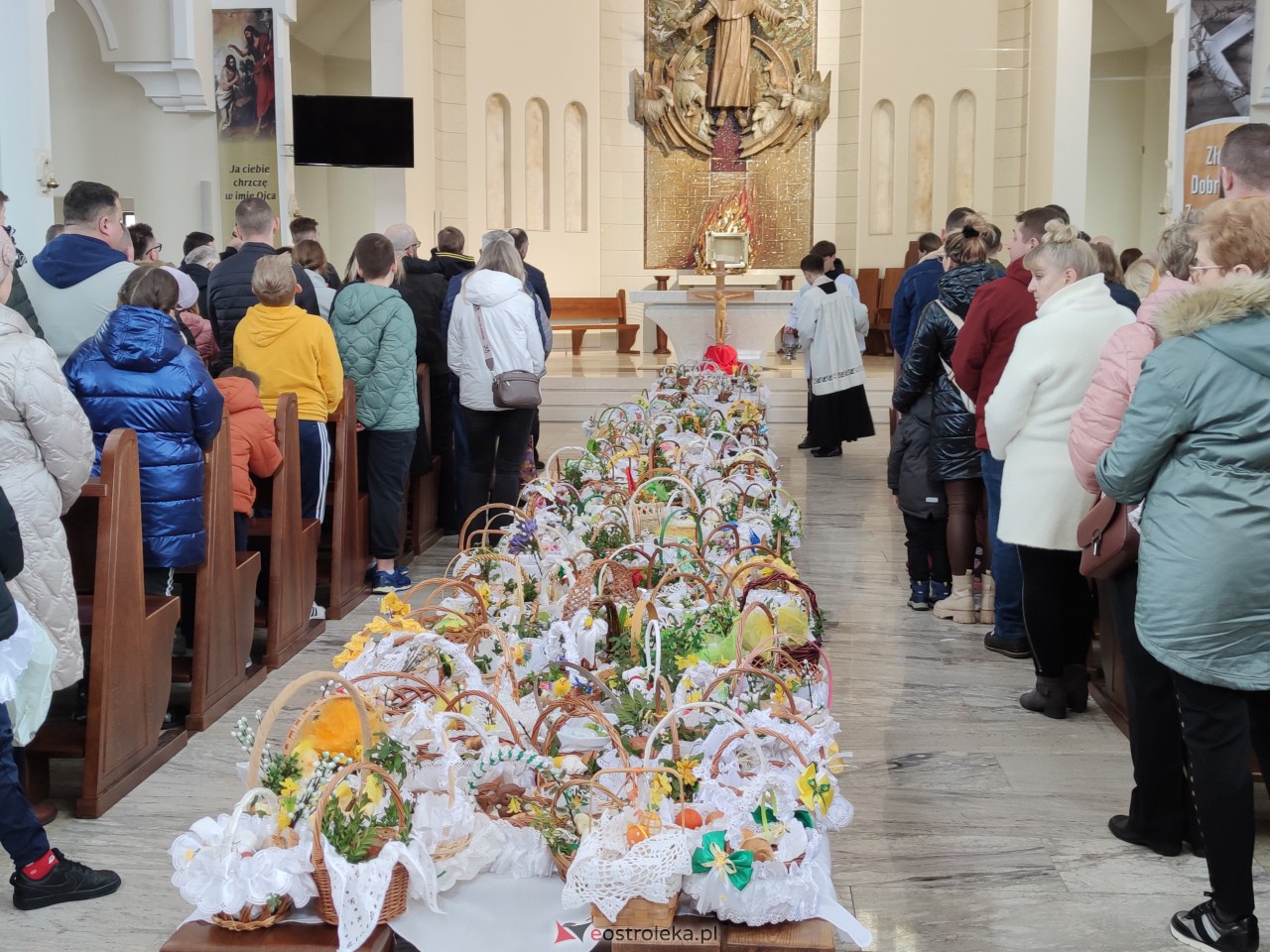 Święcenie pokarmów w Ostrołęce [08.04.2023] - zdjęcie #30 - eOstroleka.pl