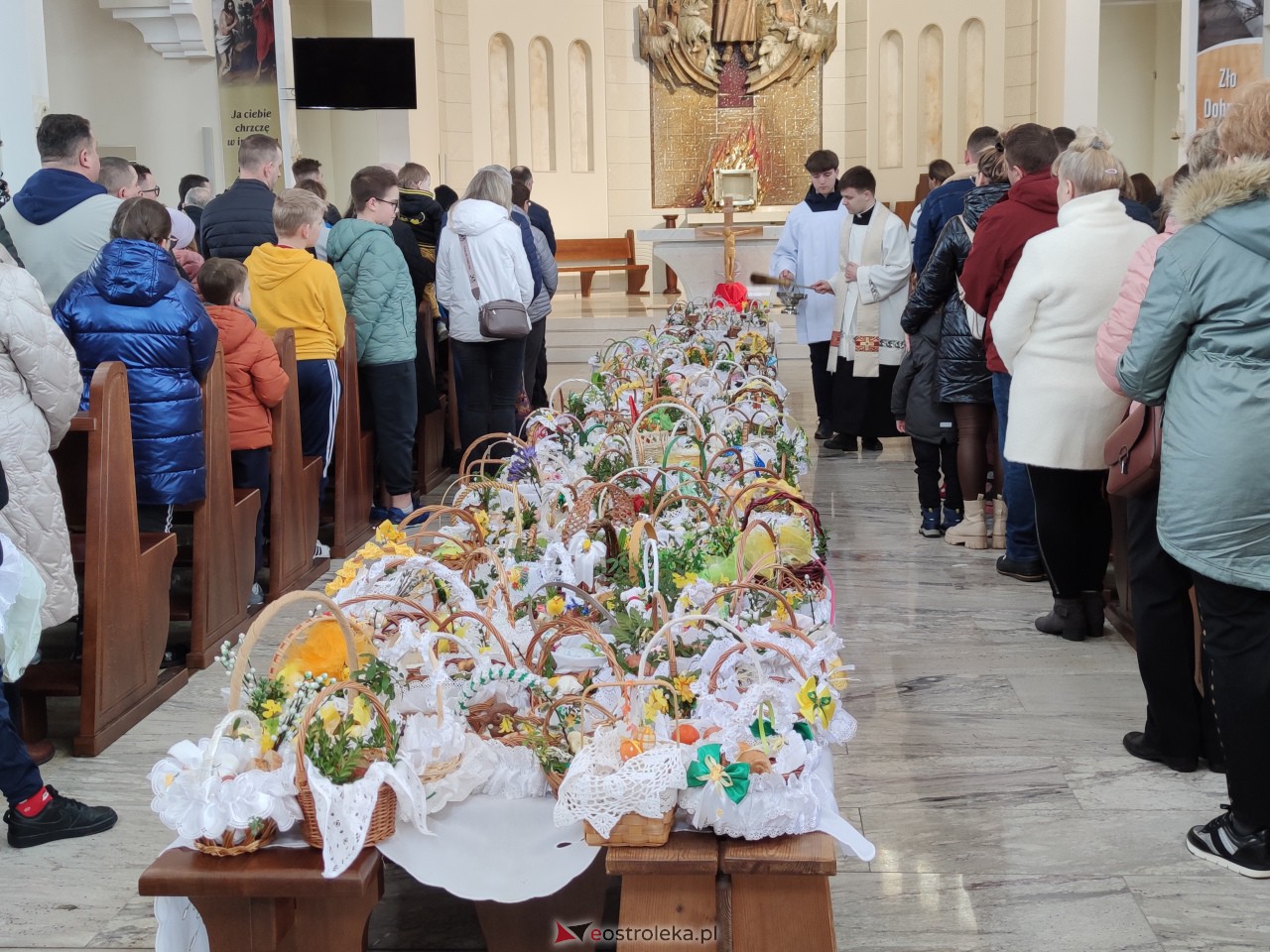 Święcenie pokarmów w Ostrołęce [08.04.2023] - zdjęcie #29 - eOstroleka.pl
