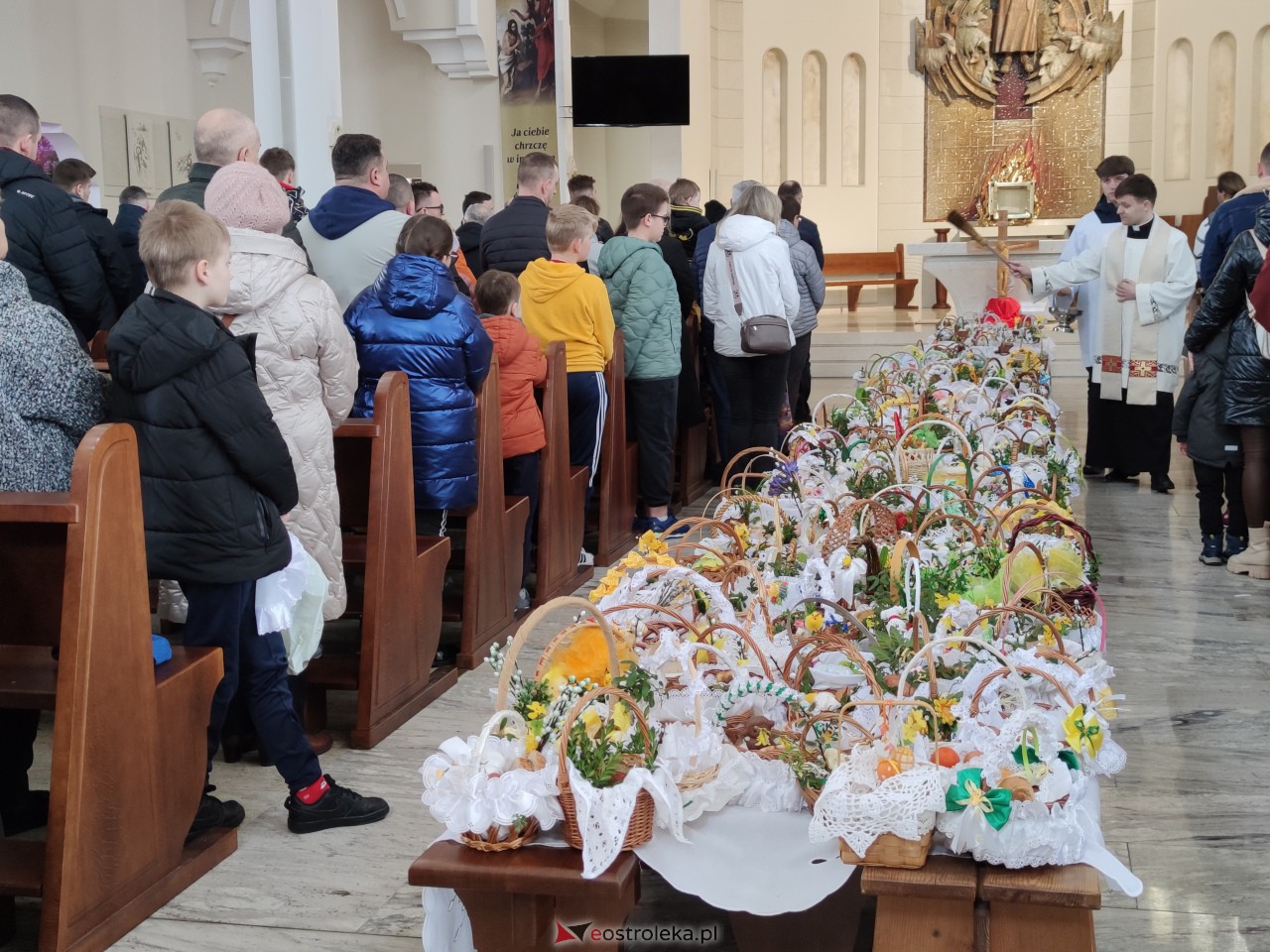 Święcenie pokarmów w Ostrołęce [08.04.2023] - zdjęcie #28 - eOstroleka.pl