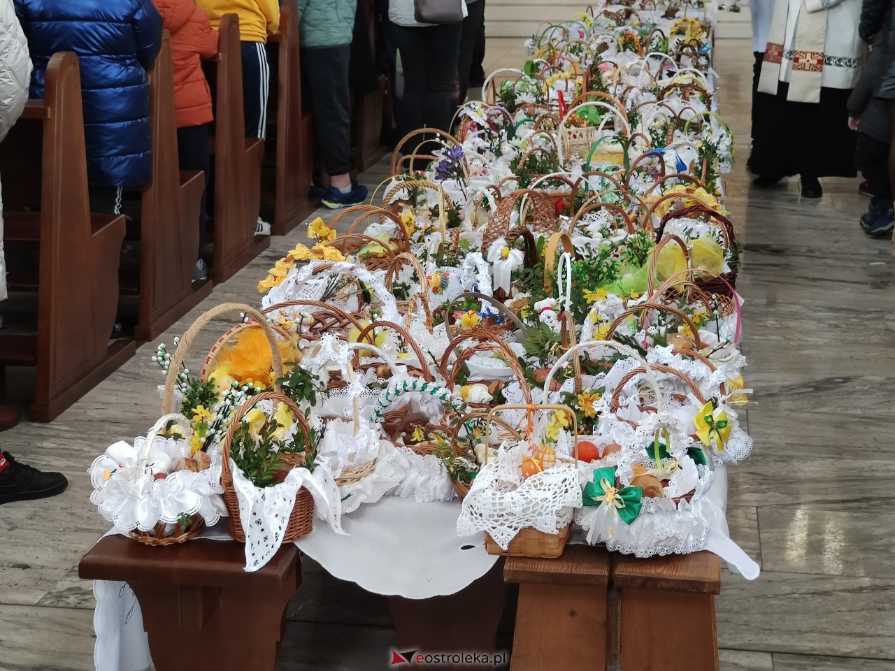 Święcenie pokarmów w Ostrołęce [08.04.2023] - zdjęcie #27 - eOstroleka.pl