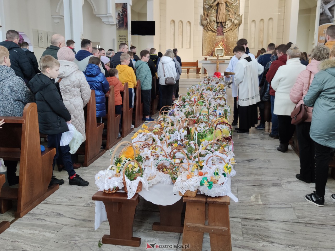 Święcenie pokarmów w Ostrołęce [08.04.2023] - zdjęcie #26 - eOstroleka.pl