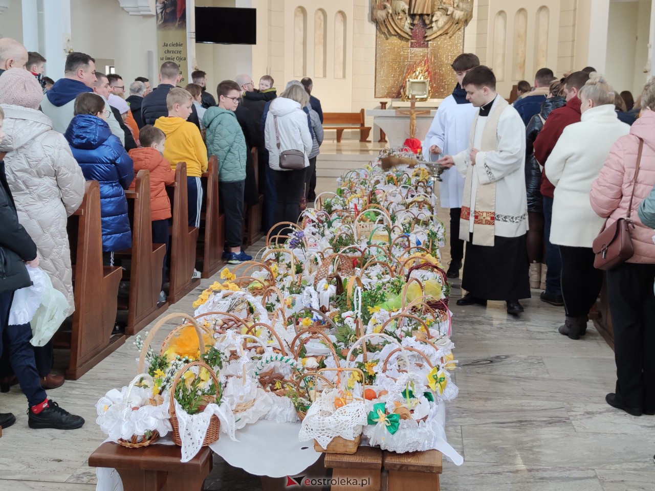 Święcenie pokarmów w Ostrołęce [08.04.2023] - zdjęcie #25 - eOstroleka.pl