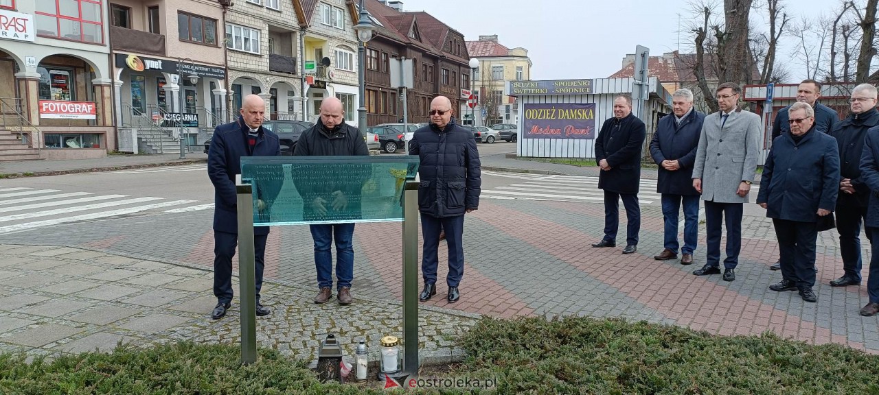 Ostrołęczanie pamiętali o ofiarach katastrofy w Smoleńsku [10.04.2023] - zdjęcie #3 - eOstroleka.pl