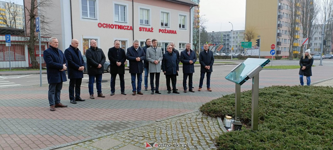 Ostrołęczanie pamiętali o ofiarach katastrofy w Smoleńsku [10.04.2023] - zdjęcie #10 - eOstroleka.pl