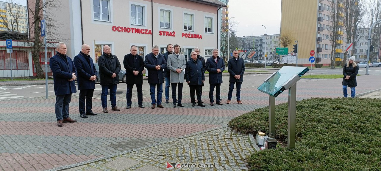 Ostrołęczanie pamiętali o ofiarach katastrofy w Smoleńsku [10.04.2023] - zdjęcie #6 - eOstroleka.pl