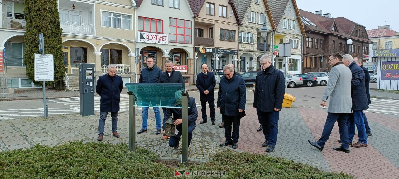 Ostrołęczanie pamiętali o ofiarach katastrofy w Smoleńsku [10.04.2023] - zdjęcie #5 - eOstroleka.pl