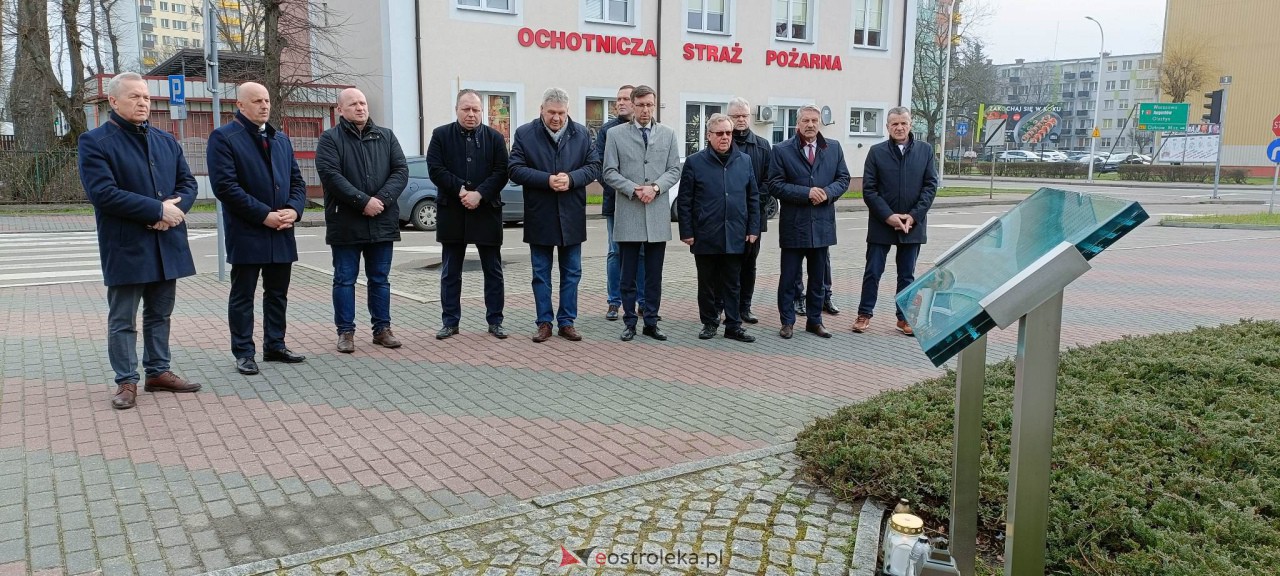 Ostrołęczanie pamiętali o ofiarach katastrofy w Smoleńsku [10.04.2023] - zdjęcie #3 - eOstroleka.pl