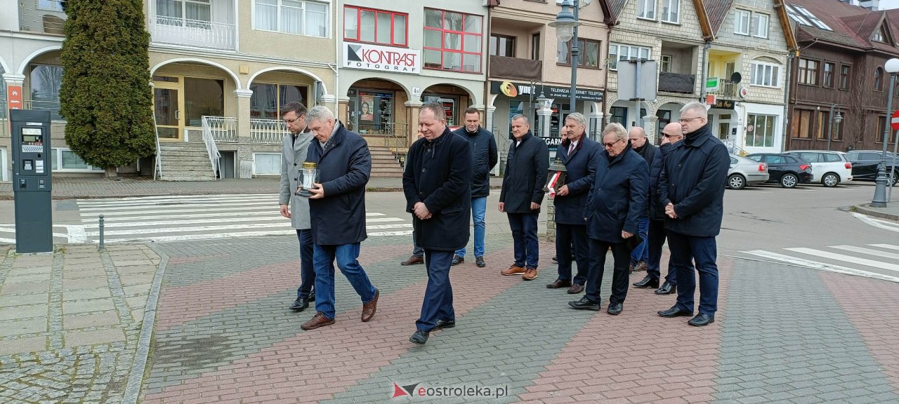 Ostrołęczanie pamiętali o ofiarach katastrofy w Smoleńsku [10.04.2023] - zdjęcie #2 - eOstroleka.pl