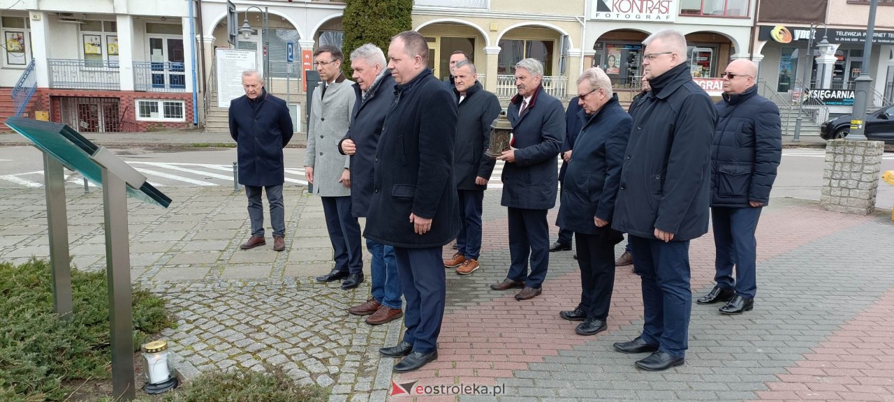 Ostrołęczanie pamiętali o ofiarach katastrofy w Smoleńsku [10.04.2023] - zdjęcie #1 - eOstroleka.pl