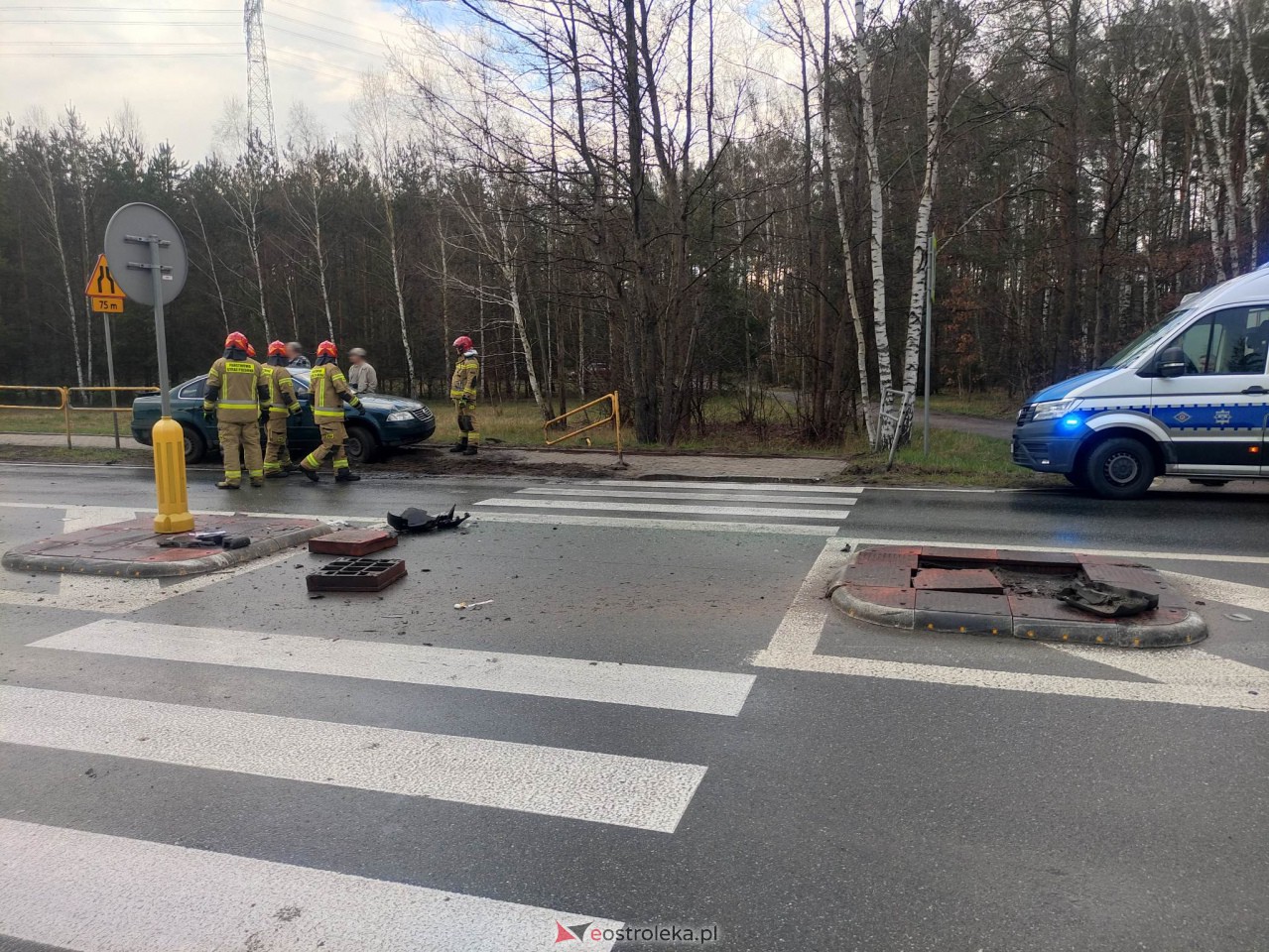 Wypadek w Szwendrowym Moście [10.04.2023] - zdjęcie #18 - eOstroleka.pl