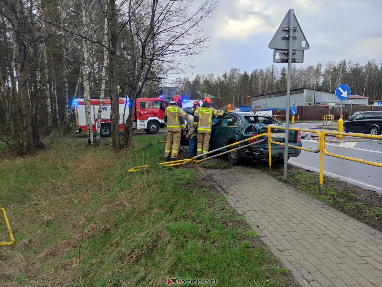 Wypadek w Szwendrowym Moście [10.04.2023] - zdjęcie #10 - eOstroleka.pl