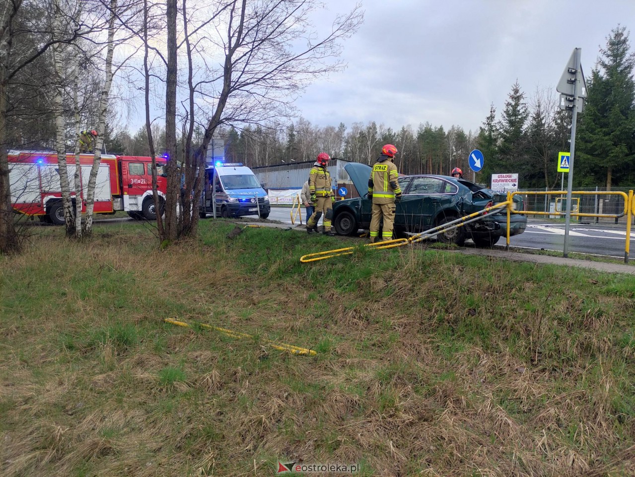 Wypadek w Szwendrowym Moście [10.04.2023] - zdjęcie #9 - eOstroleka.pl