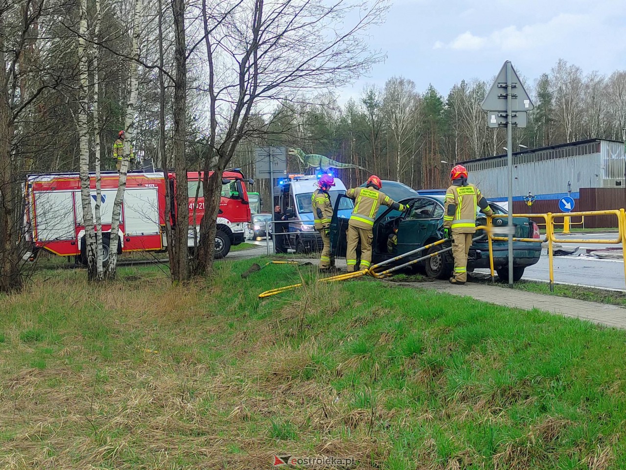 Wypadek w Szwendrowym Moście [10.04.2023] - zdjęcie #6 - eOstroleka.pl