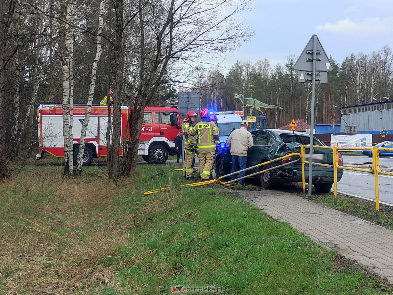 Wypadek w Szwendrowym Moście [10.04.2023] - zdjęcie #4 - eOstroleka.pl