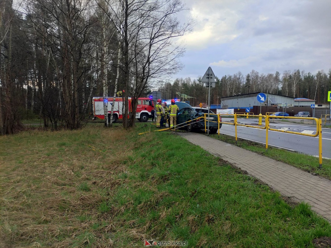 Wypadek w Szwendrowym Moście [10.04.2023] - zdjęcie #3 - eOstroleka.pl