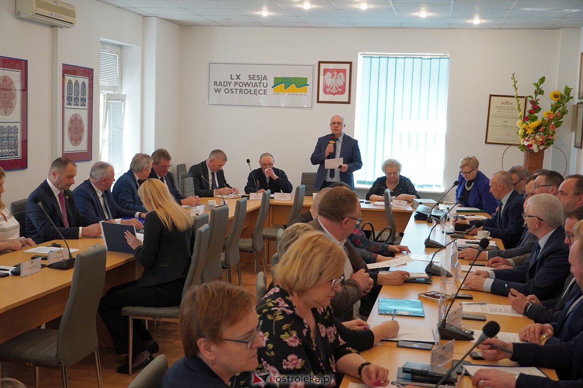 LX sesja Rady Powiatu w Ostrołęce [12.04.2023] - zdjęcie #1 - eOstroleka.pl